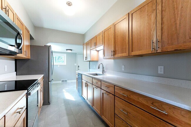 Building Photo - Updated 5 bedroom 2 bath single family house
