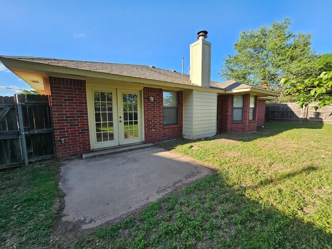 Building Photo - (3) Bed/(2) Bath Available NOW! Pet Negoti...