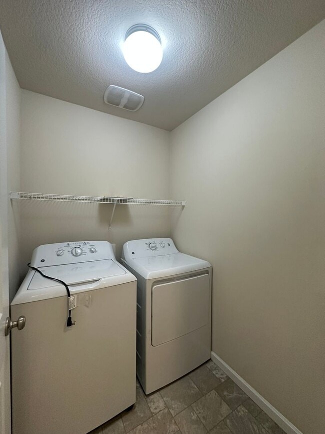 Building Photo - Newer Sherwood 3bd, 2.5ba Townhouse. Has A...