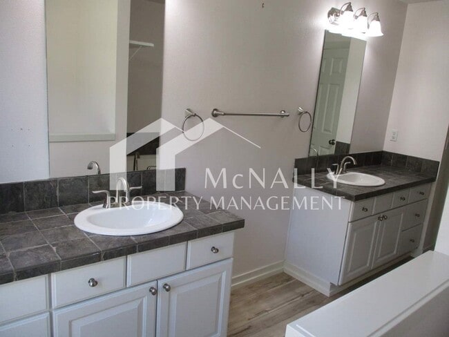 Building Photo - Spacious 3 Bedroom 3 Bath Home with Modern Amenities