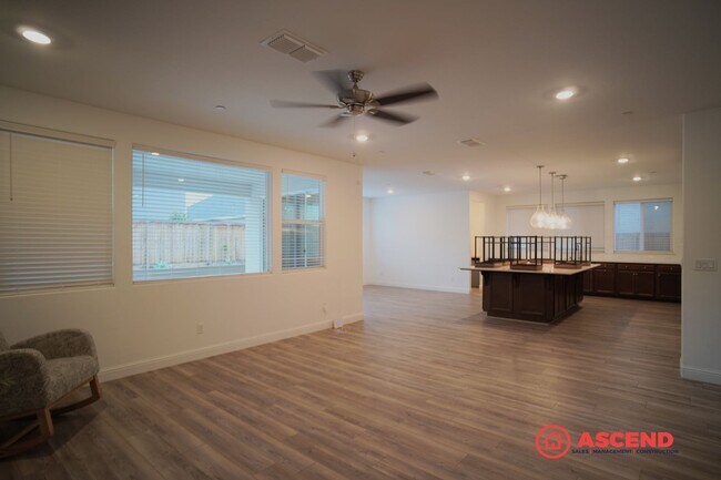 Building Photo - Luxurious 5 bedroom located in Gossamer Grove!