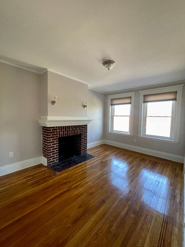 Building Photo - Nice 3 bed in Brookline