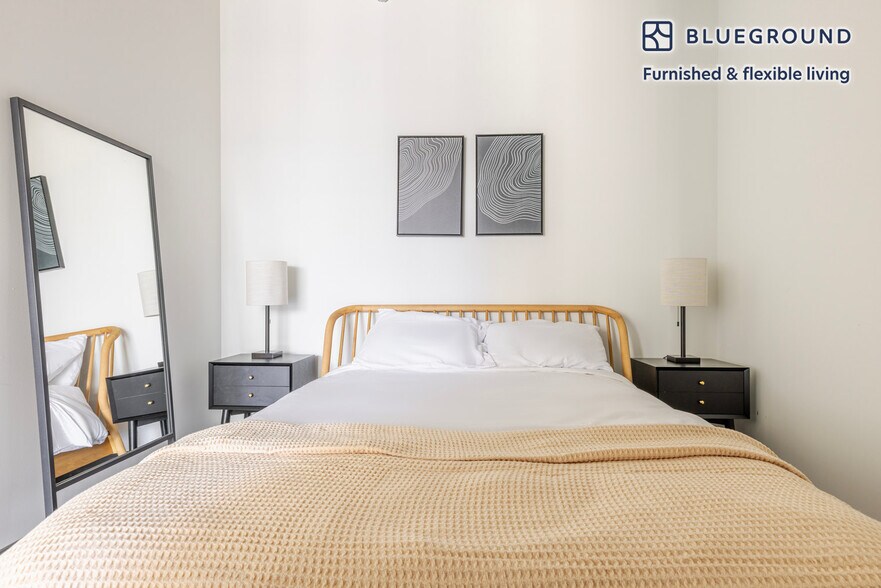 Building Photo - 60 E Randolph St