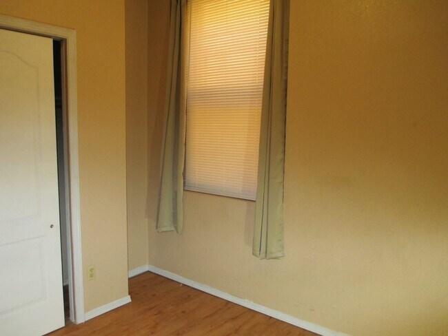 Building Photo - 1311 E San Antonio Ave