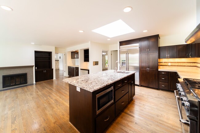 Building Photo - 4-Bedroom Luxury Home for Rent by Portland...