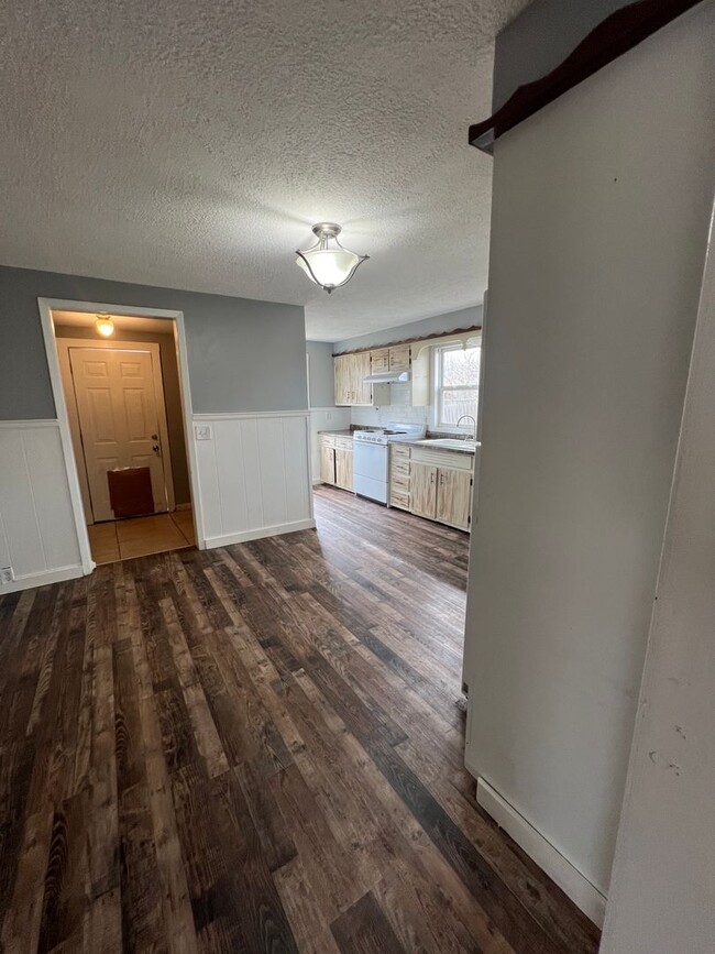 Building Photo - 3 bedroom/1 bathroom house