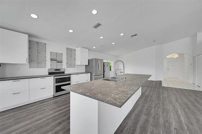Building Photo - 16417 Sapphire Pl