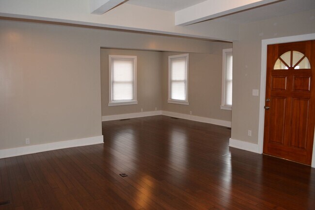 Building Photo - 3 Bed 1 Bath Downtown St. Joseph