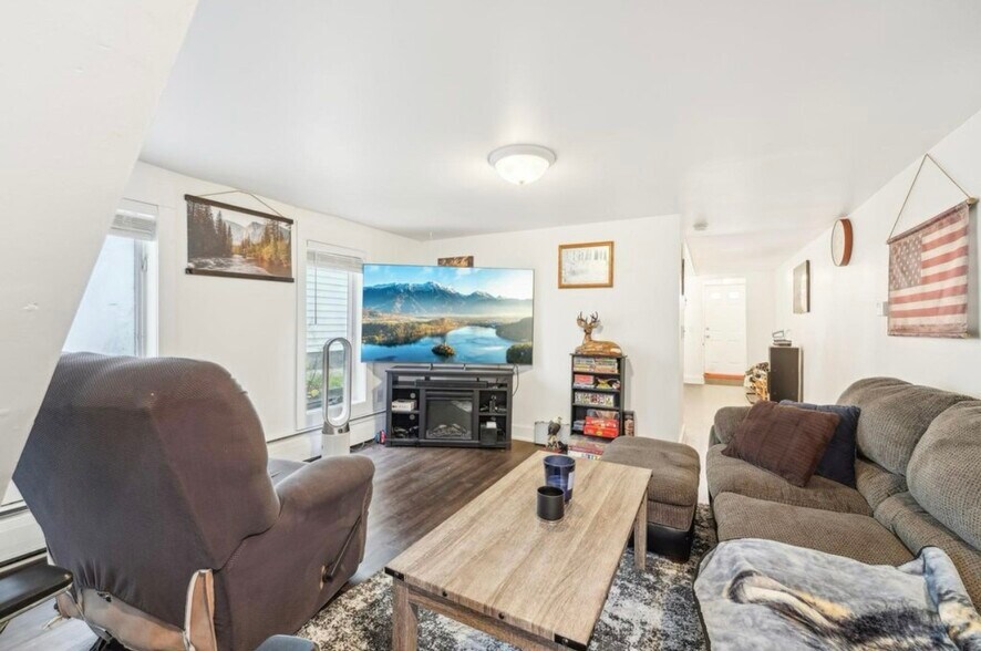 Building Photo - 424 3rd St