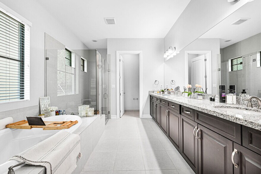 Building Photo - 8855 Watercrest Cir W