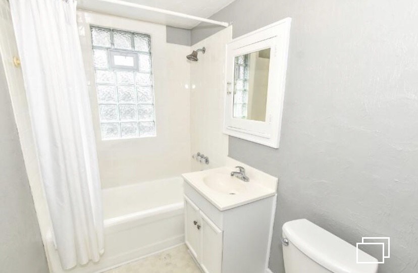 Building Photo - 2040 S 74th St