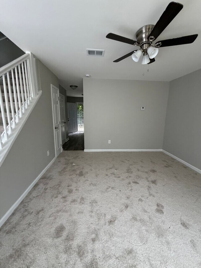 Building Photo - Newly Renovated 2-Bedroom Townhouse in a Prime Location!