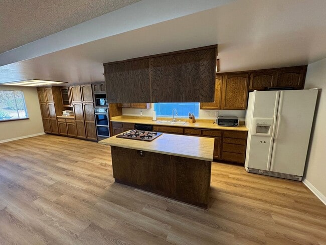 Building Photo - Spacious Central Ventura Home