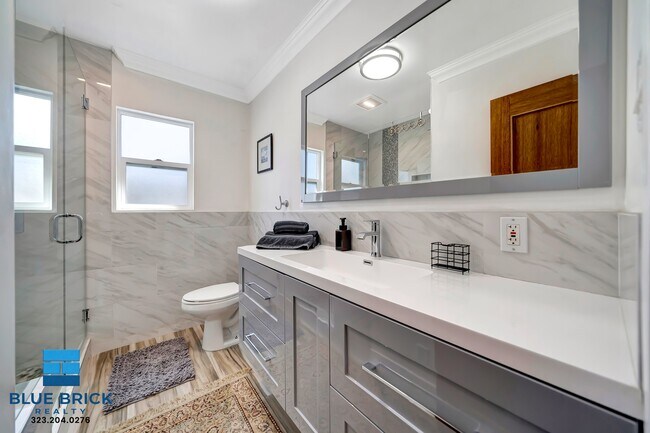 Building Photo - 5839 Vanalden Ave