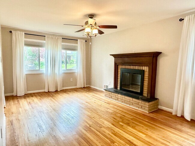 Building Photo - 5 Bedroom 2.5 Bathroom! Parking! Pets Welc...