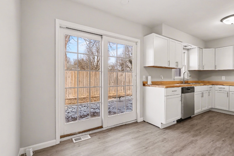 Building Photo - 10203 Shadowlane Ave