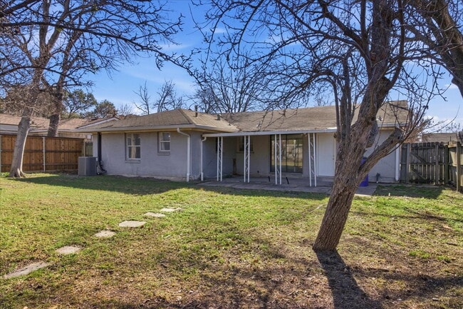 Building Photo - "Charming 3-Bedroom Retreat with 2 Full Baths in Farmers Branch"