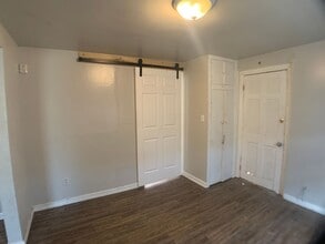 Building Photo - 1 Bed Duplex OKC