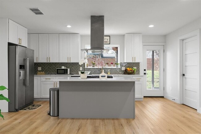 Building Photo - 8516 Contour Dr