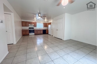 Building Photo - 2 Bed/1 bath Downstairs Apartment at 40th St/Bell Rd