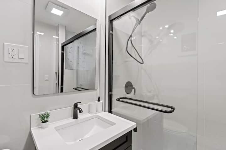 Building Photo - 1626 Union Turnpike