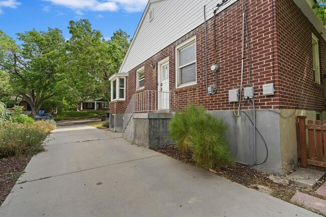 Building Photo - 2326 Bryan Ave
