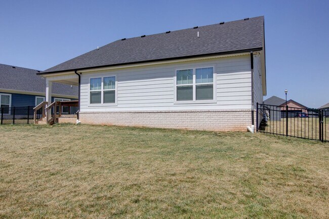 Building Photo - Fresh and Clean 3 bed/2 bath minutes from Exit 8.  Show Stopper!