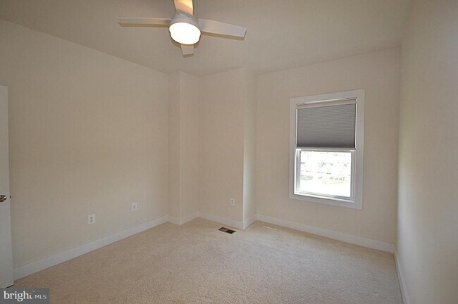 Building Photo - 44840 Tiverton Sq