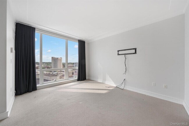 Building Photo - 5 Renaissance Square