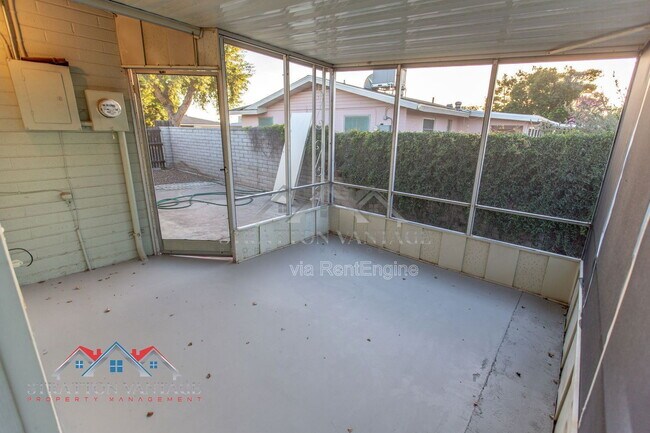 Building Photo - 5706 E Des Moines St