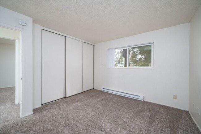 Building Photo - 3 bedroom home. FIRST MONTH FREE & A 55in FLAT SCREEN TV!