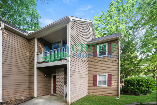 Building Photo - This cute as pie ground-floor condo is tuc...