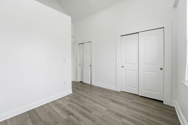 Building Photo - 522 Kelton Ave