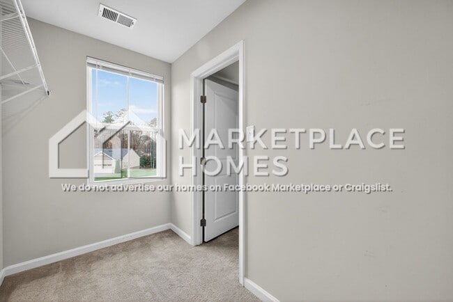 Building Photo - 807 Sun Vly Wy