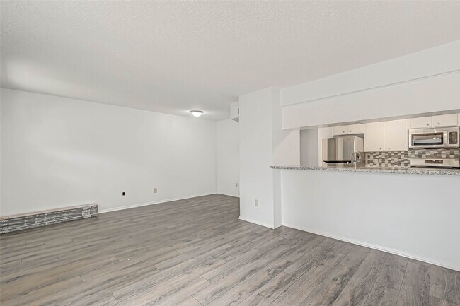 Building Photo - 1110 W Tri Oaks Ln