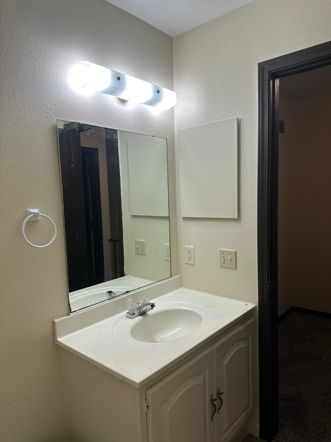 Building Photo - Two bedroom Townhouse off Lewis Ave near Alexis Rd.