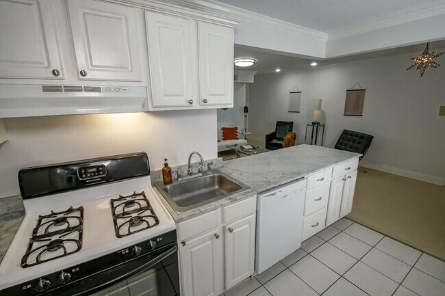 Building Photo - 1323 Dauphine St