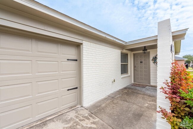 Building Photo - 12164 Longwood Dr