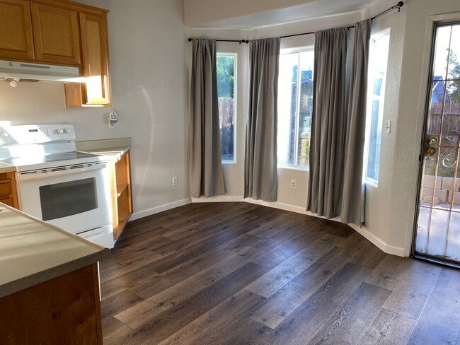 Building Photo - Large 4 bedroom 2 bath home FOR RENT!