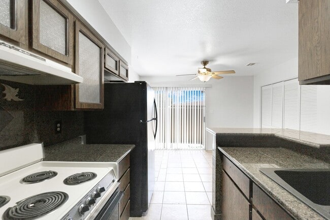 Building Photo - Private 2/2  Unit • Quiet Community • Prime North Phoenix Location