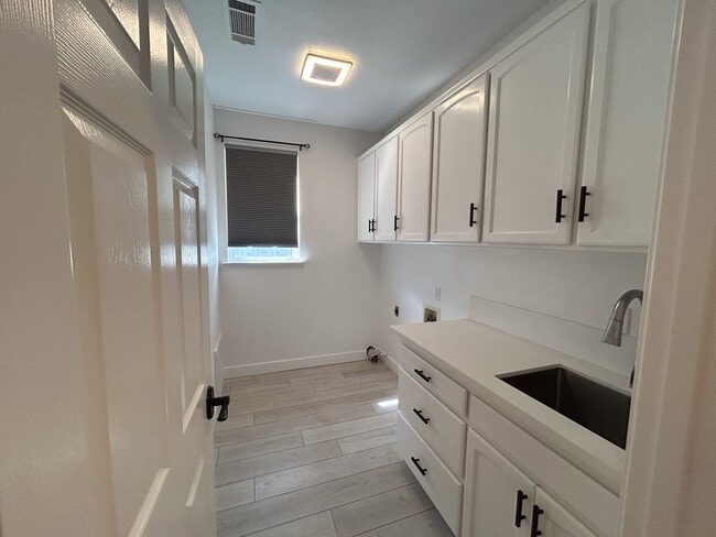 Building Photo - Recently Upgraded Modern Chico Home