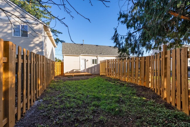 Building Photo - 4 Bed | 1 Bath with Modern Finishes in SE PDX
