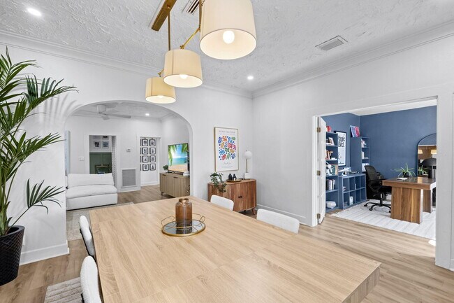 Building Photo - 715 Kaye St