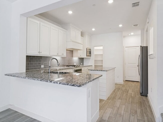 Building Photo - 2728 Shelby Dr