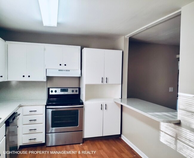 Building Photo - Cozy 2/1 duplex