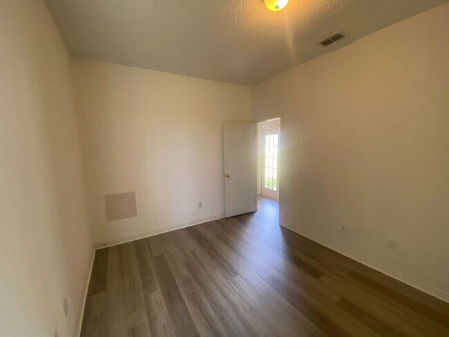 Building Photo - 1239 Dunbrooke St