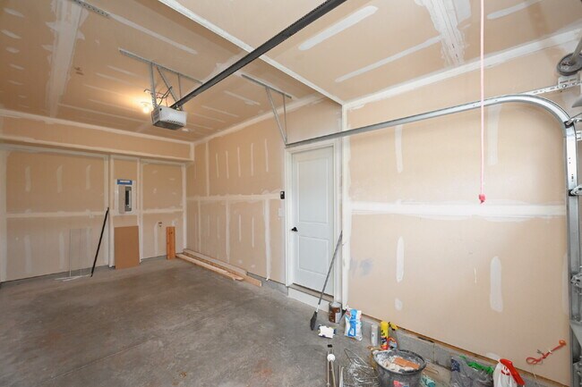 Building Photo - Luxury townhome in a prime Goodlettsville location just minutes to Nashville!