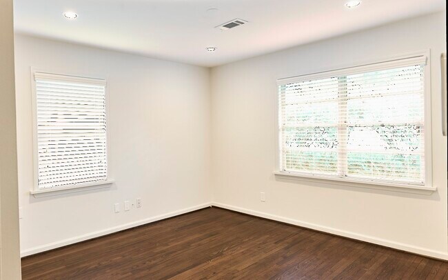 Building Photo - 9326 Willowview Ln
