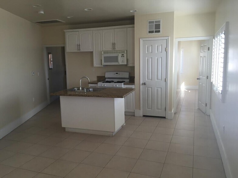 Building Photo - 8235 San Fernando Rd