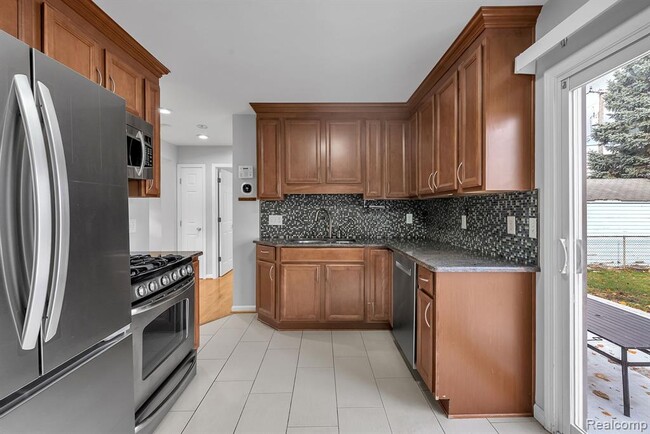 Building Photo - 3237 Pardee Ave